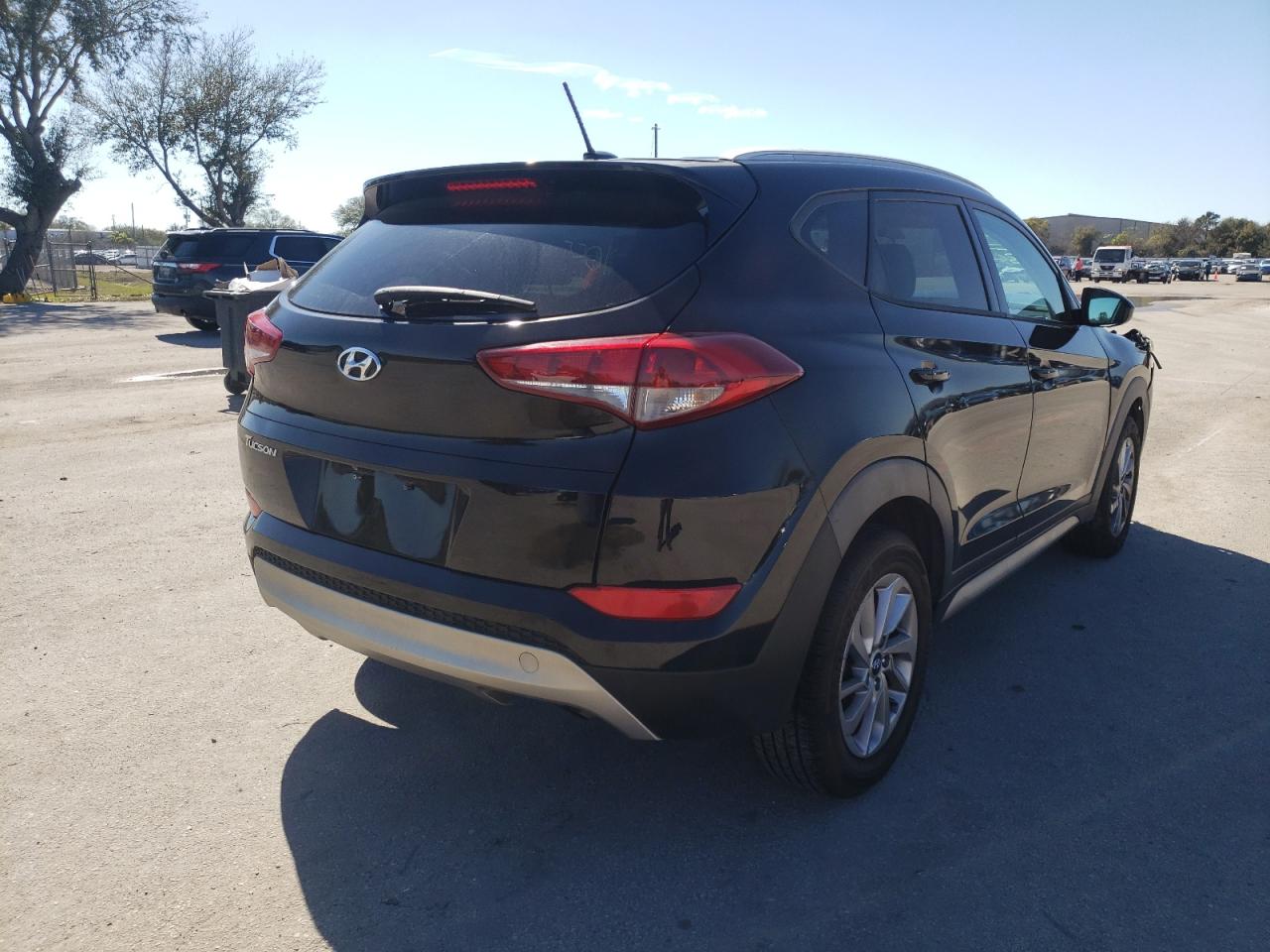 Photo 4 from auction – 2017 HYUNDAI TUCSON LIM with VIN KM8J33A40HU299441