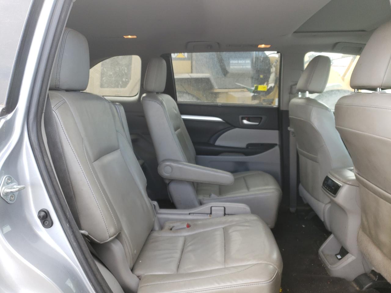 Photo 6 from auction – 2015 TOYOTA HIGHLANDER with VIN 5TDJKRFH2FS169992