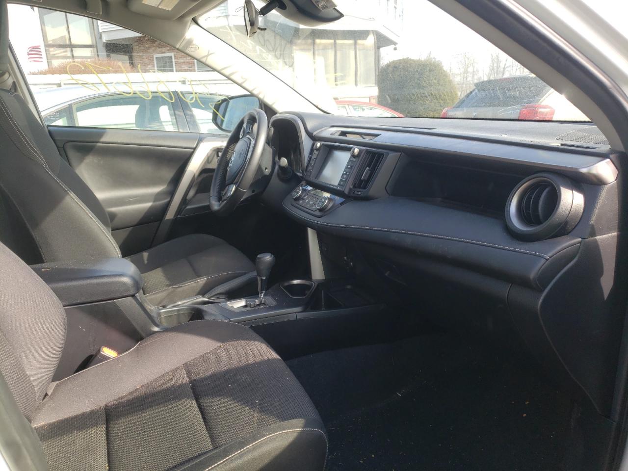 Photo 5 from auction – 2017 TOYOTA RAV4 XLE with VIN JTMRFREV7HJ108099