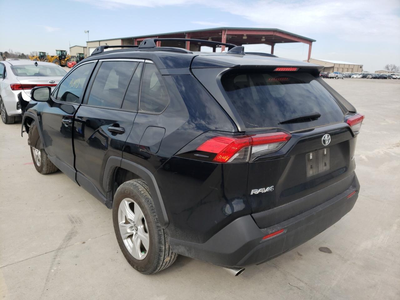Photo 3 from auction – 2020 TOYOTA RAV4 XLE with VIN JTMW1RFVXLD519634