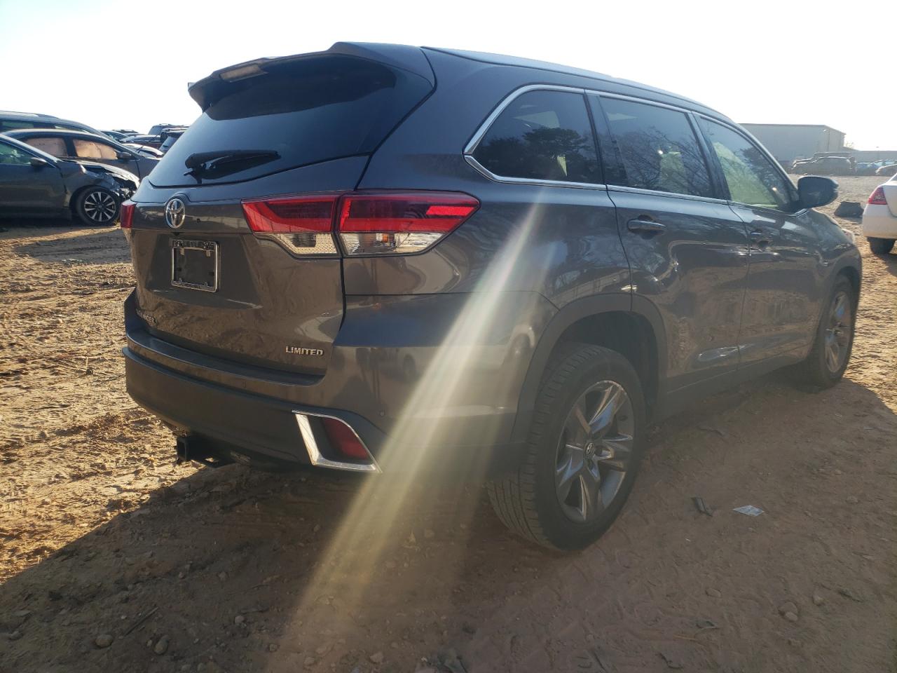 Photo 4 from auction – 2017 TOYOTA HIGHLANDER with VIN 5TDYZRFH7HS234607