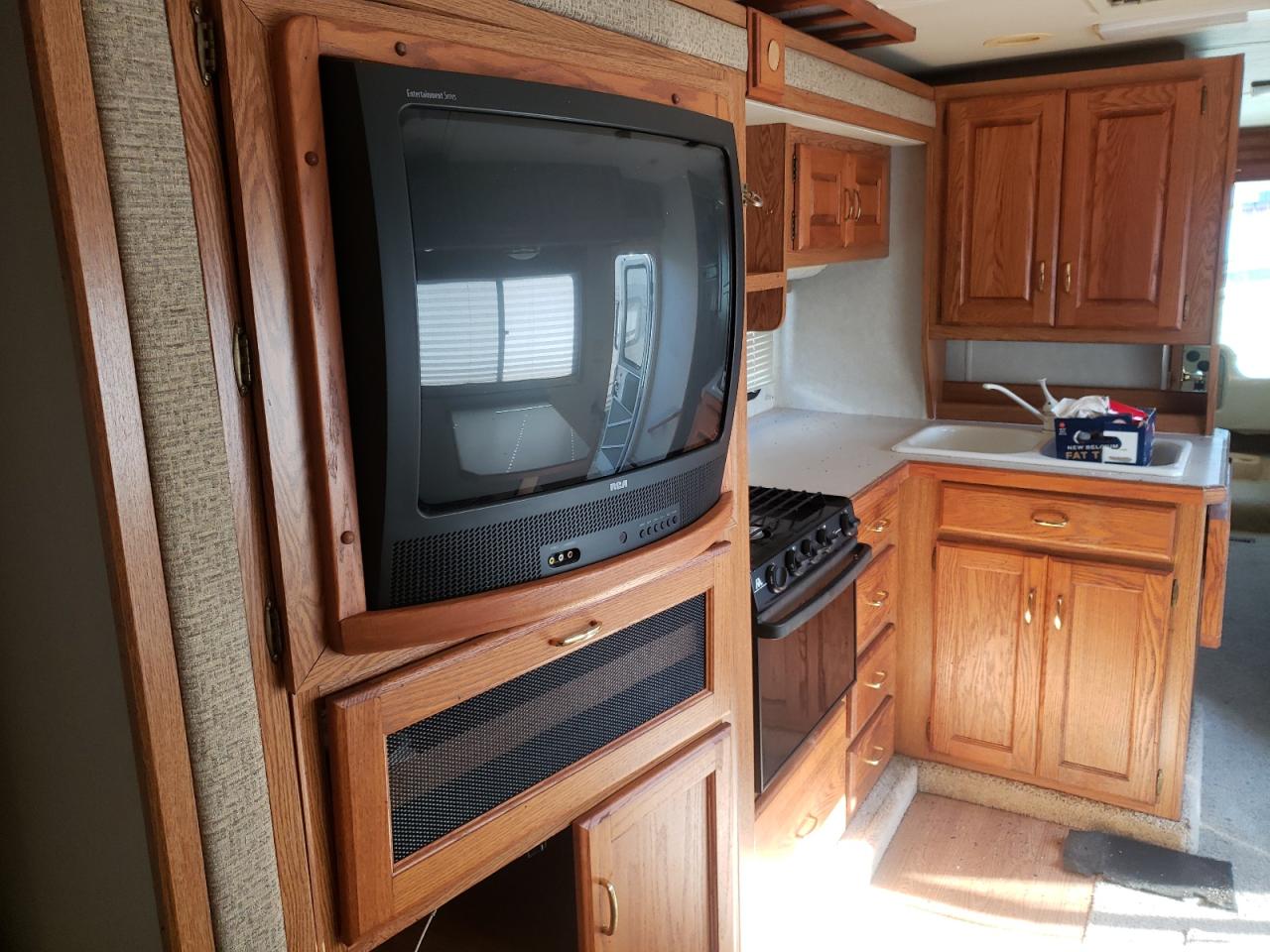 Photo 9 from auction – 2003 HOLI MOTORHOME with VIN 5B4MP67G033361837