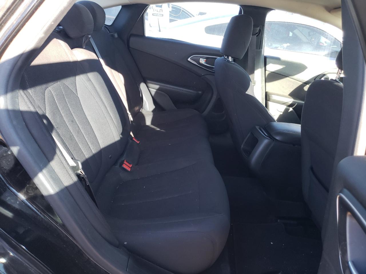 Photo 6 from auction – 2015 CHRYSLER 200 LIMITE with VIN 1C3CCCAB2FN597772