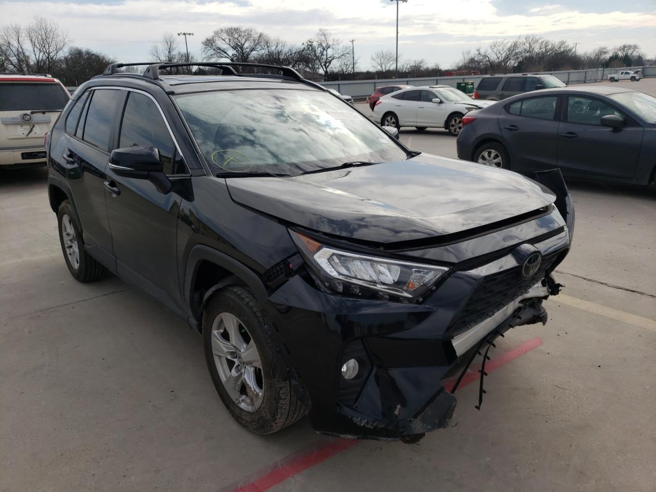 TOYOTA RAV4 XLE 2020 with VIN JTMW1RFVXLD519634 - Photo from auction