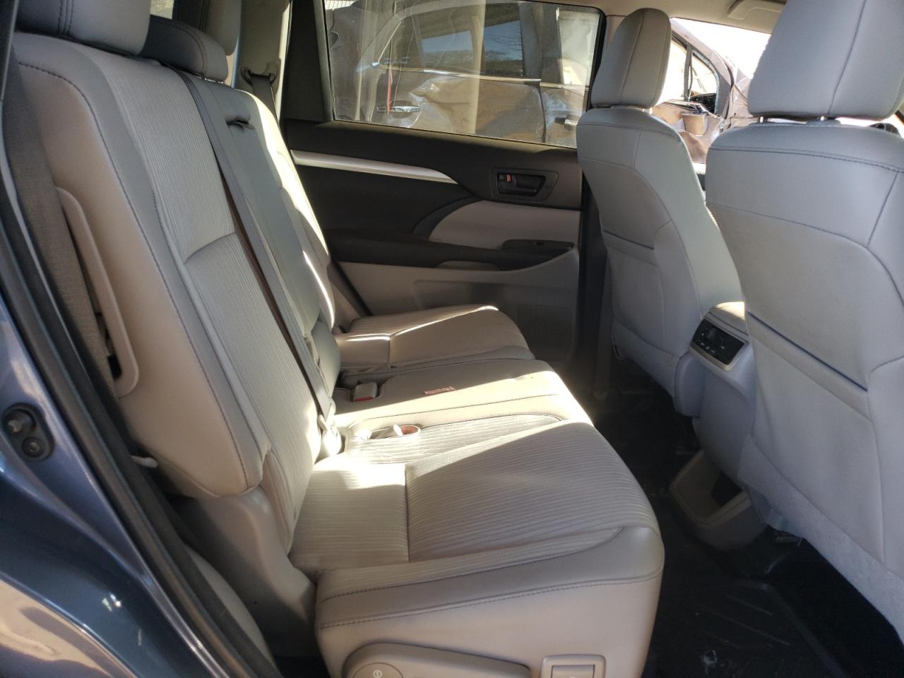 Photo 6 from auction – 2016 TOYOTA HIGHLANDER with VIN 5TDZKRFH9GS150599