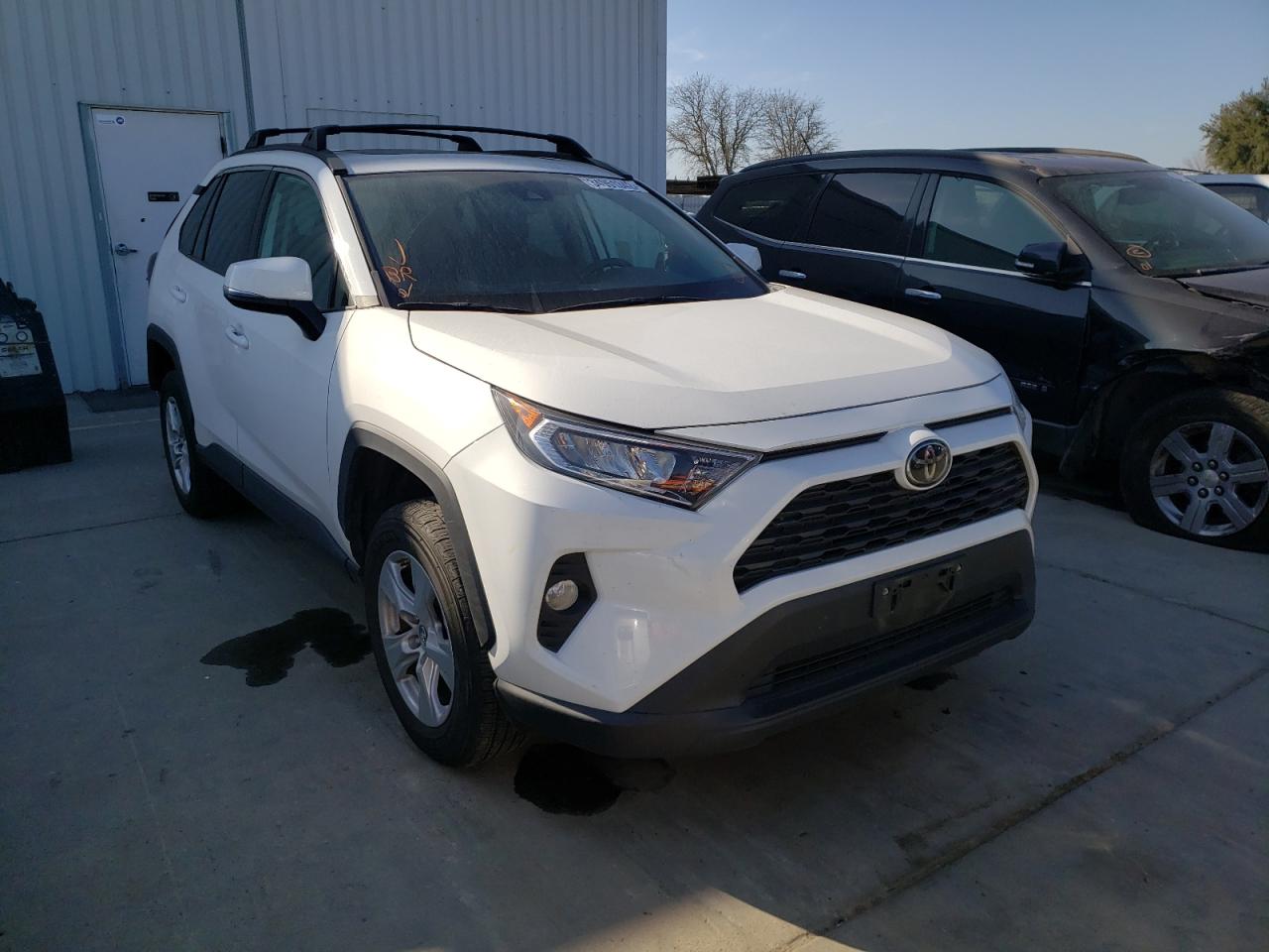TOYOTA RAV4 XLE 2019 with VIN 2T3P1RFV4KC003793 - Photo from auction