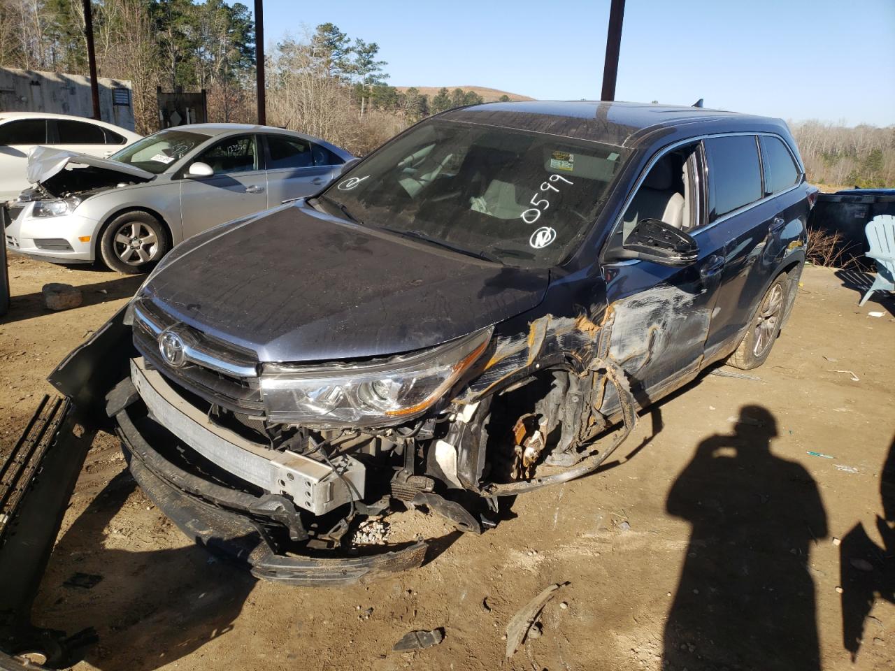 Photo 2 from auction – 2016 TOYOTA HIGHLANDER with VIN 5TDZKRFH9GS150599
