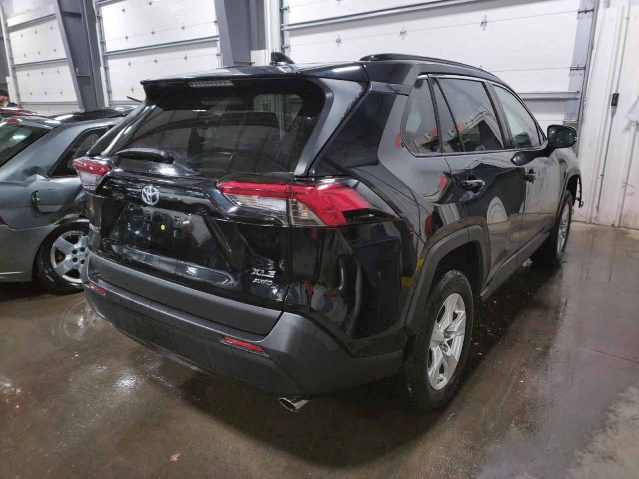 Photo 4 from auction – 2019 TOYOTA RAV4 XLE with VIN 2T3P1RFV5KC027939