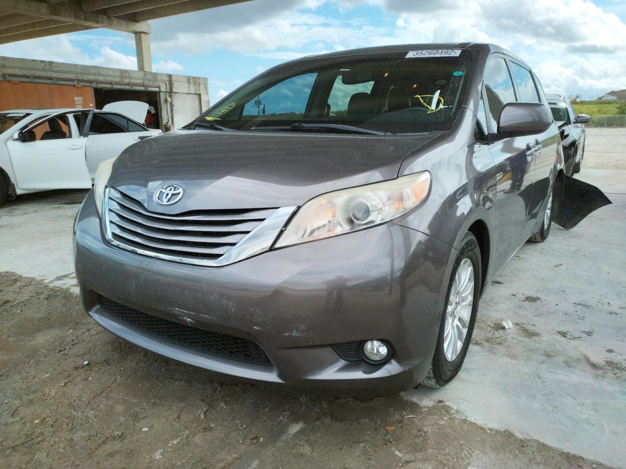 Photo 2 from auction – 2015 TOYOTA SIENNA XLE with VIN 5TDYK3DC0FS634529