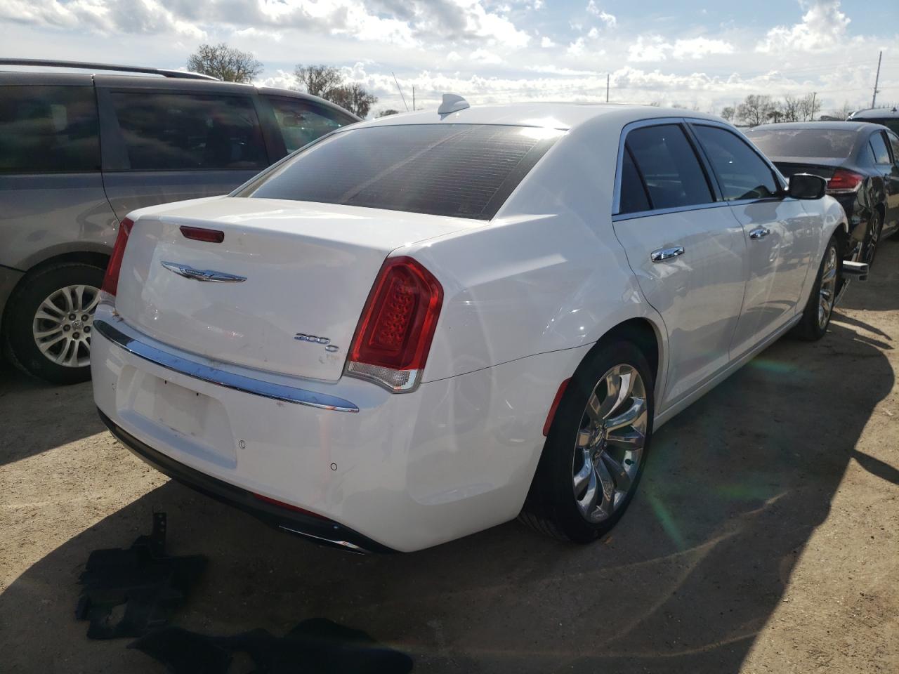 Photo 4 from auction – 2017 CHRYSLER 300C with VIN 2C3CCAET4HH582306