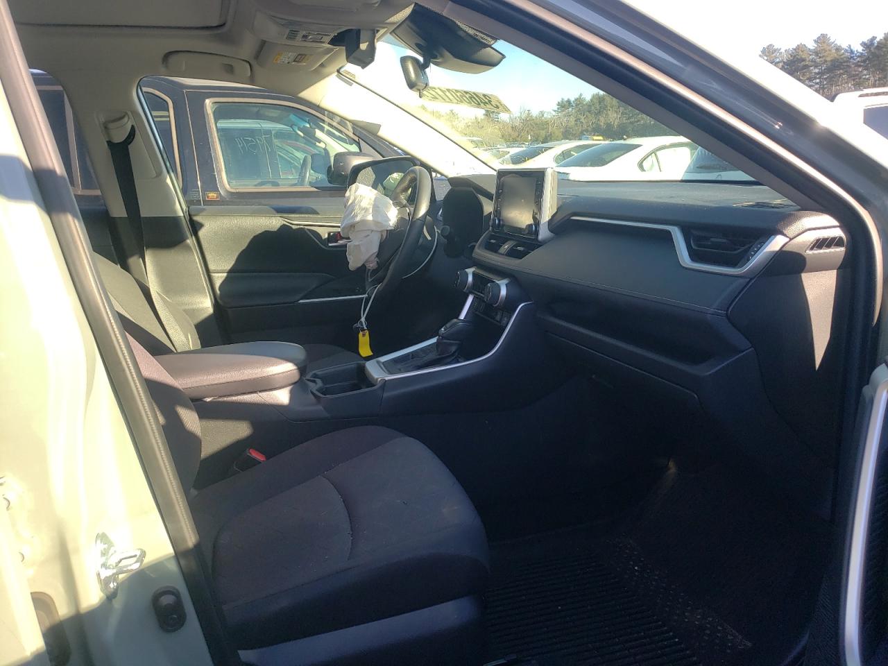 Photo 5 from auction – 2020 TOYOTA RAV4 XLE with VIN JTMP1RFV9LD064988