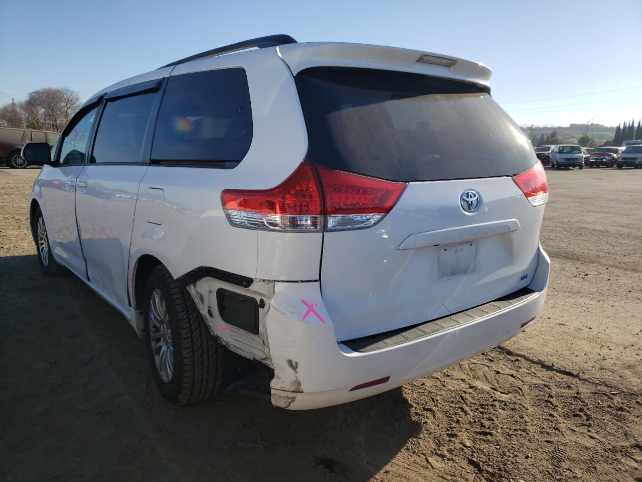 Photo 3 from auction – 2011 TOYOTA SIENNA XLE with VIN 5TDYK3DC2BS036601