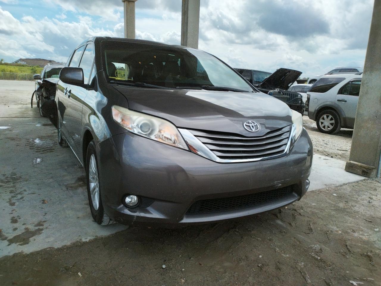 TOYOTA SIENNA XLE 2015 with VIN 5TDYK3DC0FS634529 - Photo from auction