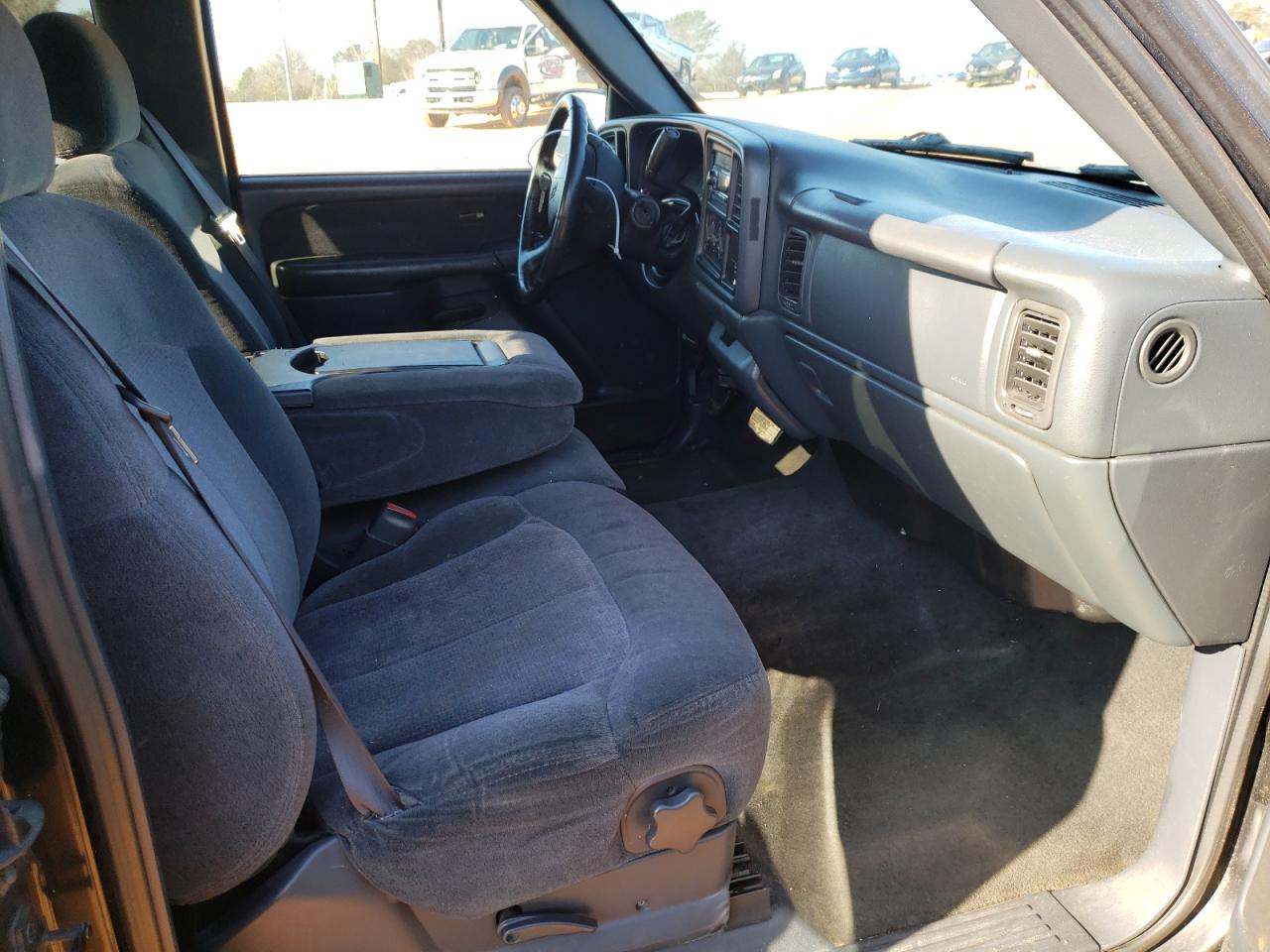 Photo 5 from auction – 2000 CHEVROLET SILVERADO with VIN 1GCEC19T1YZ155440