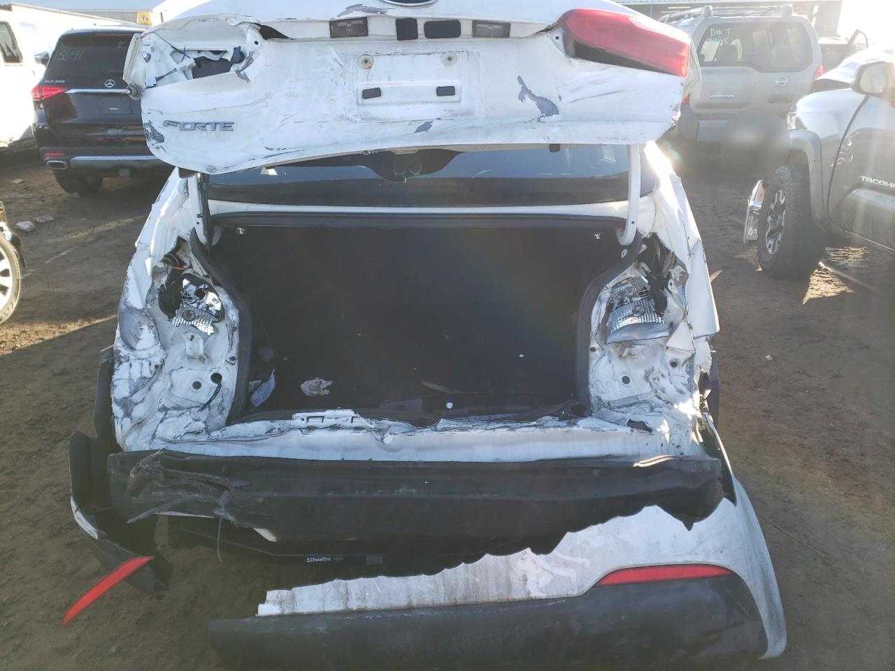 Photo 9 from auction – 2015 KIA FORTE LX with VIN KNAFX4A61F5402389
