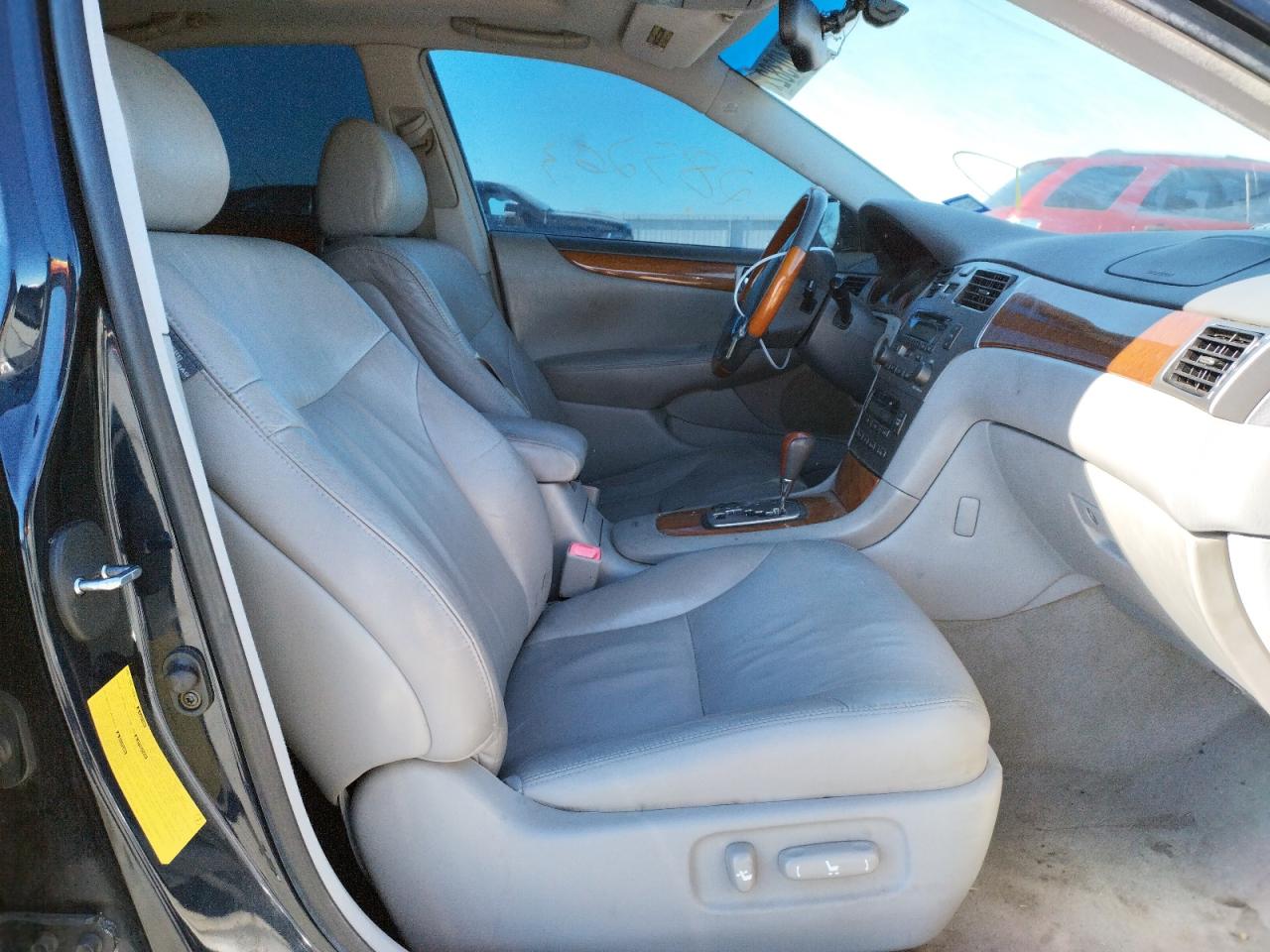 Photo 5 from auction – 2005 LEXUS ES 330 with VIN JTHBA30G155094435