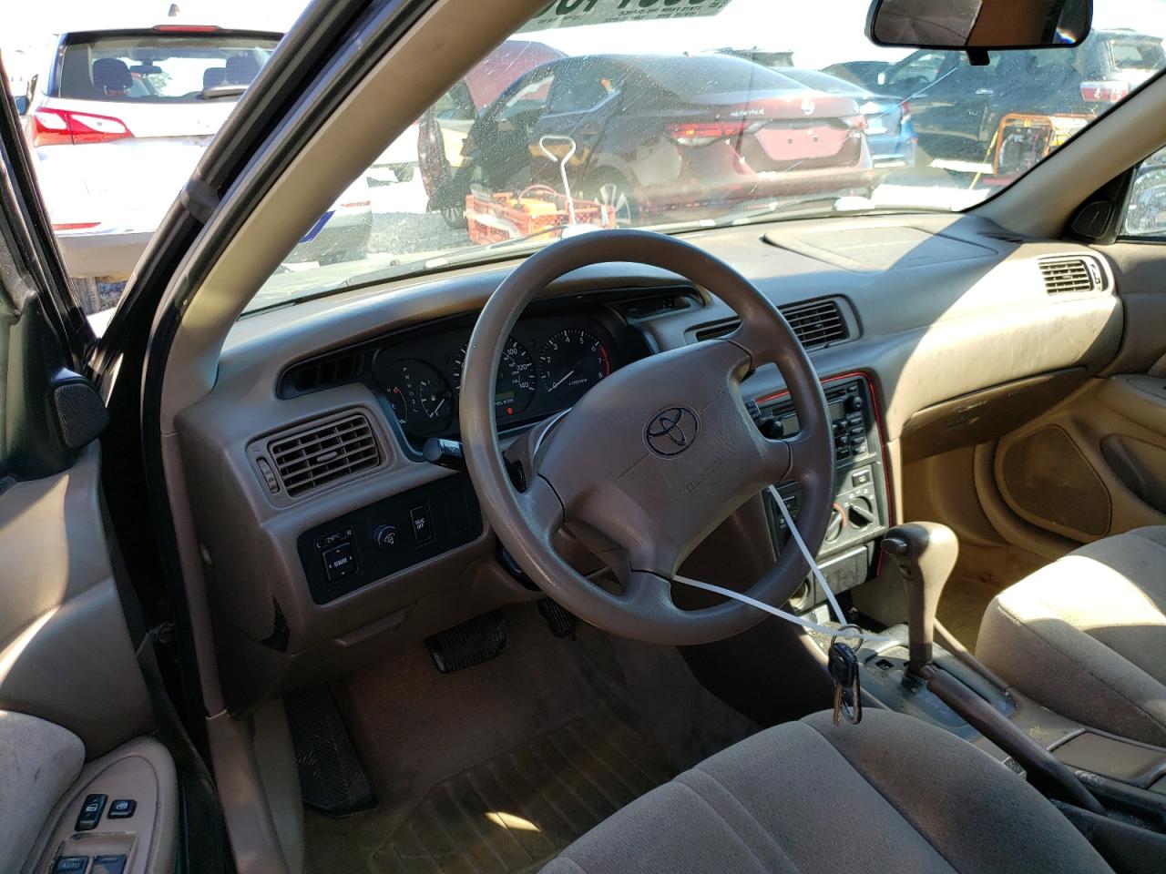 Photo 9 from auction – 2000 TOYOTA CAMRY LE with VIN 4T1BF28K1YU934970
