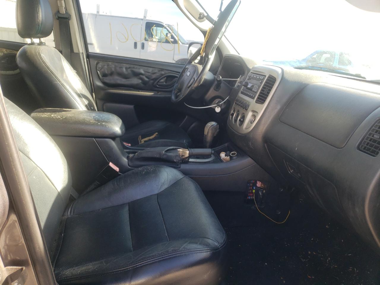 Photo 5 from auction – 2005 FORD ESCAPE with VIN 1FMYU94105KA39631