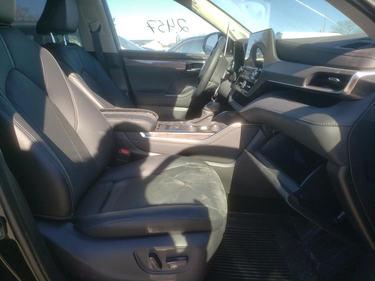 Фото 5 с аукциона – 2021 TOYOTA HIGHLANDER с VIN 5TDXBRCH2MS526308