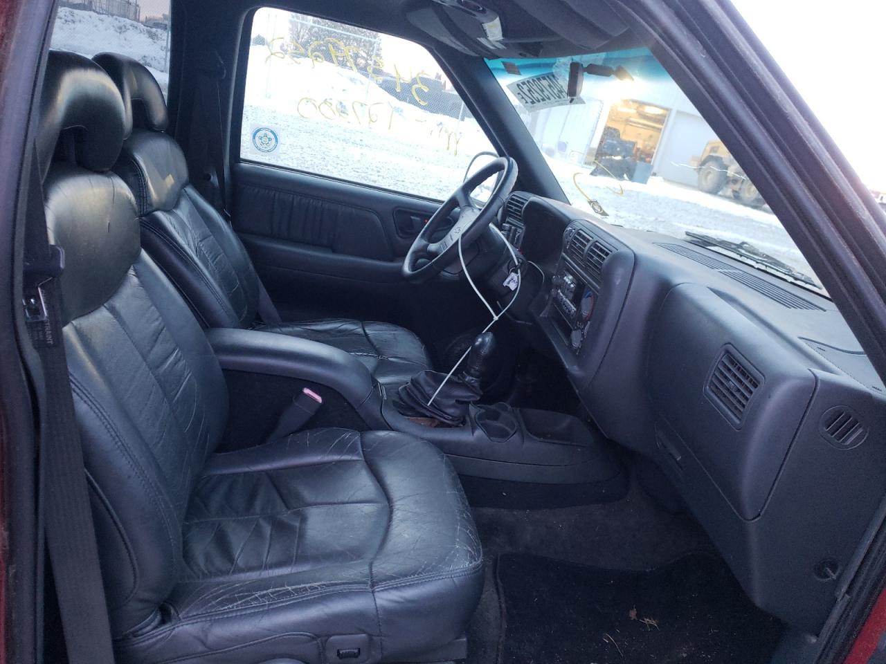 Photo 5 from auction – 1997 CHEVROLET BLAZER with VIN 1GNDT13W8V2196593