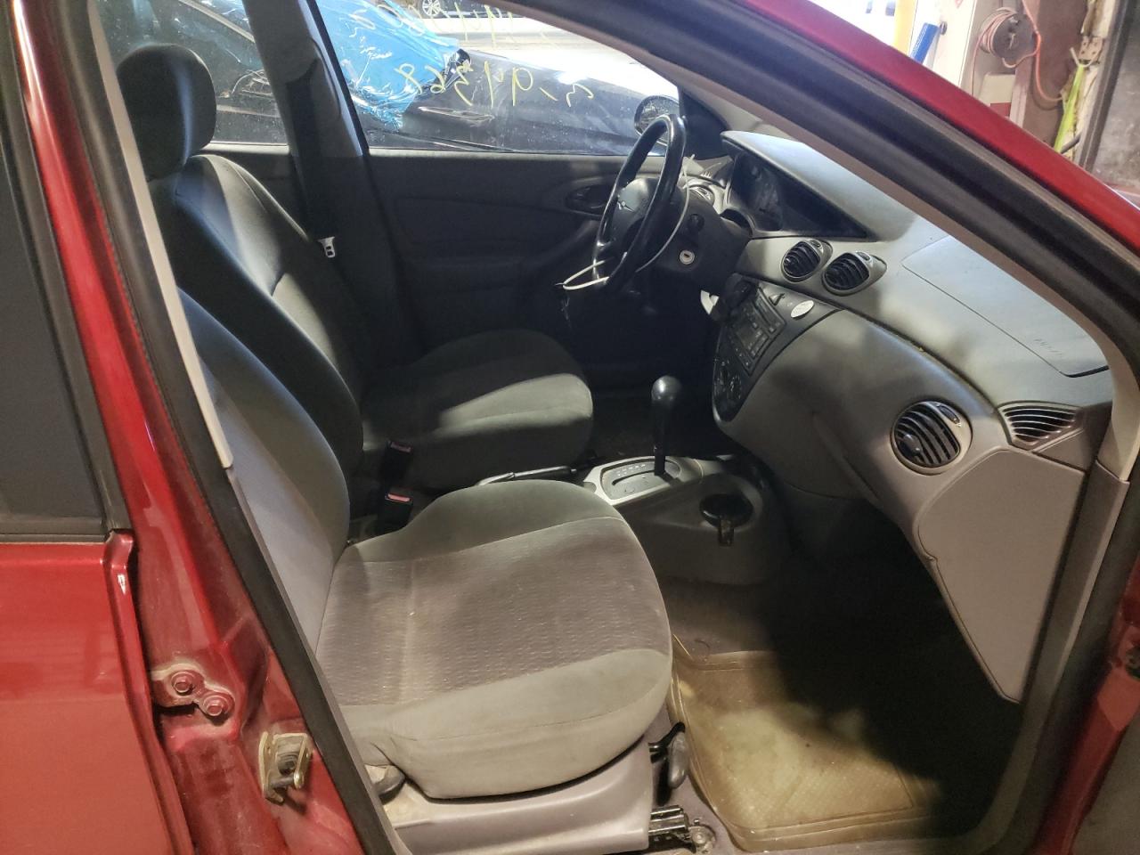 Photo 5 from auction – 2000 FORD FOCUS LX with VIN 1FAFP33P3YW320573