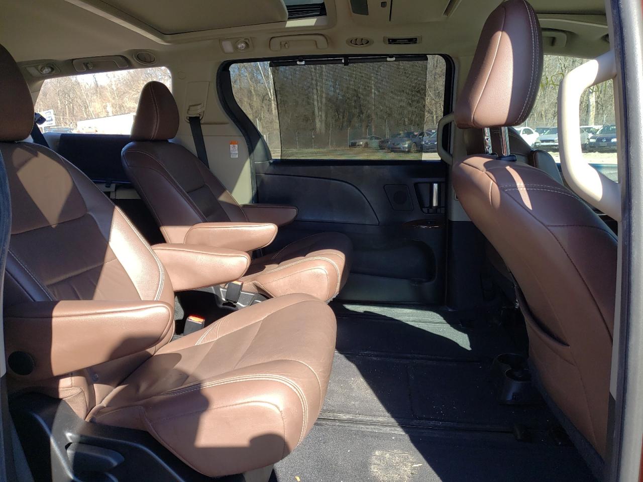 Photo 6 from auction – 2015 TOYOTA SIENNA XLE with VIN 5TDDK3DC3FS100066