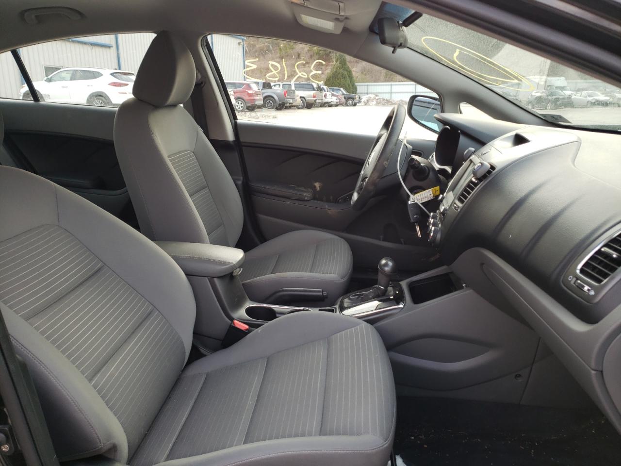 Photo 5 from auction – 2018 KIA FORTE LX with VIN 3KPFL4A76JE213659