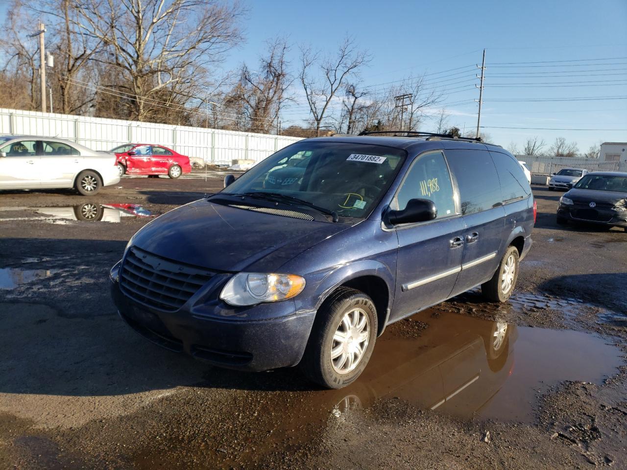 Photo 2 from auction – 2005 CHRYSLER TOWN & COU with VIN 2C4GP54L65R460112