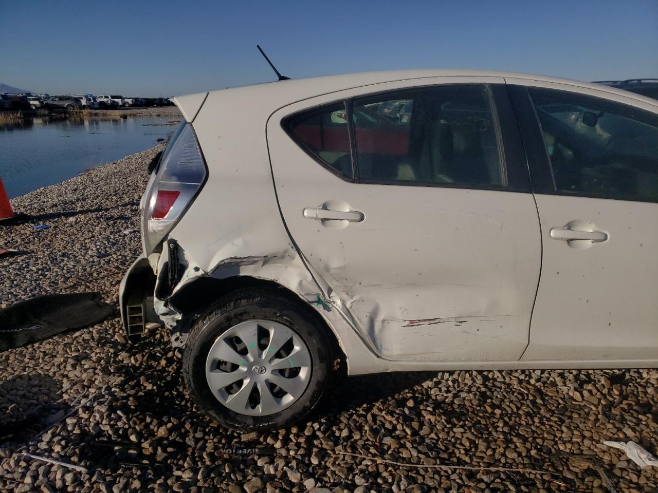Photo 9 from auction – 2014 TOYOTA PRIUS C with VIN JTDKDTB37E1065595