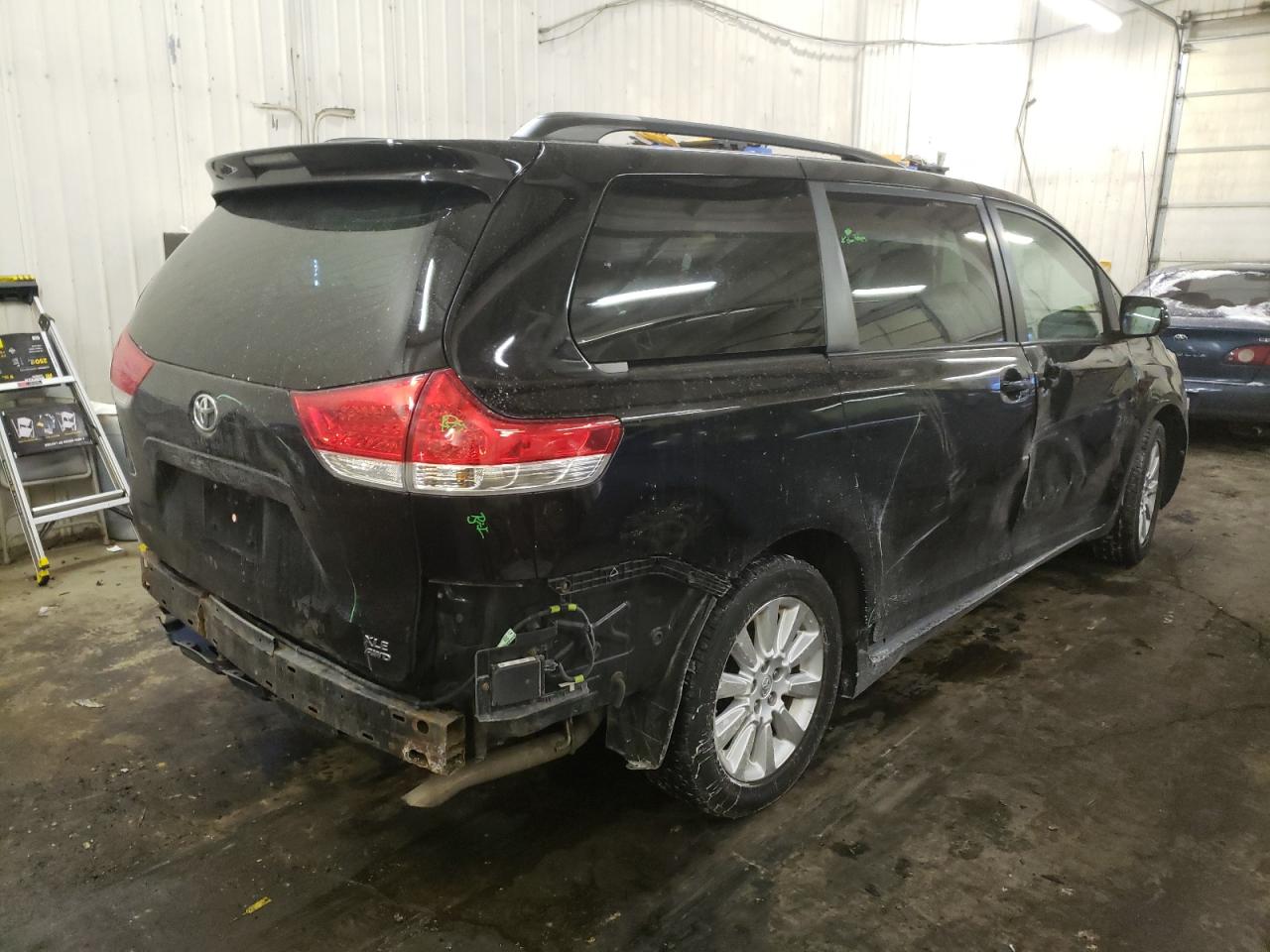 Photo 4 from auction – 2014 TOYOTA SIENNA XLE with VIN 5TDDK3DC6ES075940