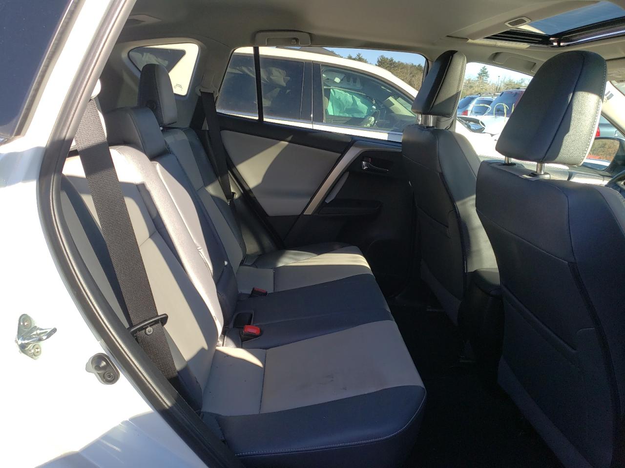 Photo 6 from auction – 2015 TOYOTA RAV4 LIMIT with VIN 2T3DFREV6FW281038