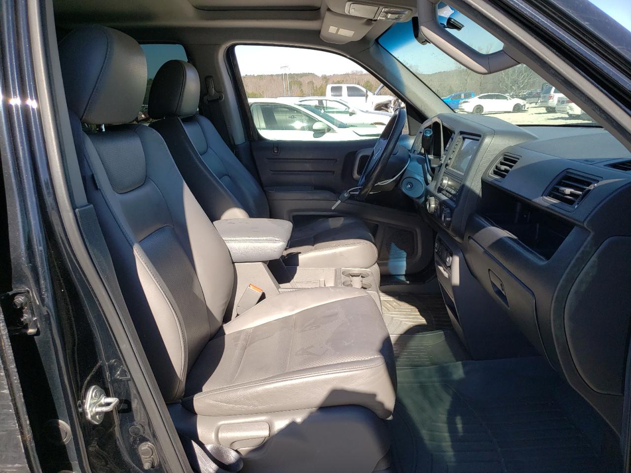 Photo 5 from auction – 2011 HONDA RIDGELINE with VIN 5FPYK1F5XBB451843