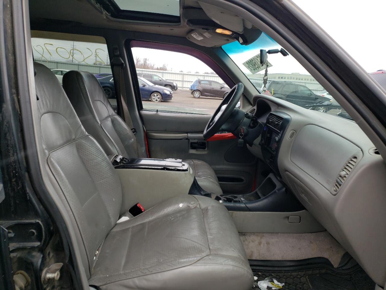 Photo 5 from auction – 1998 FORD EXPLORER with VIN 1FMZU35P6WUD28278