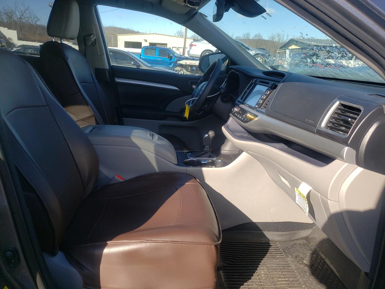 Photo 5 from auction – 2018 TOYOTA HIGHLANDER with VIN 5TDJZRFH6JS546215