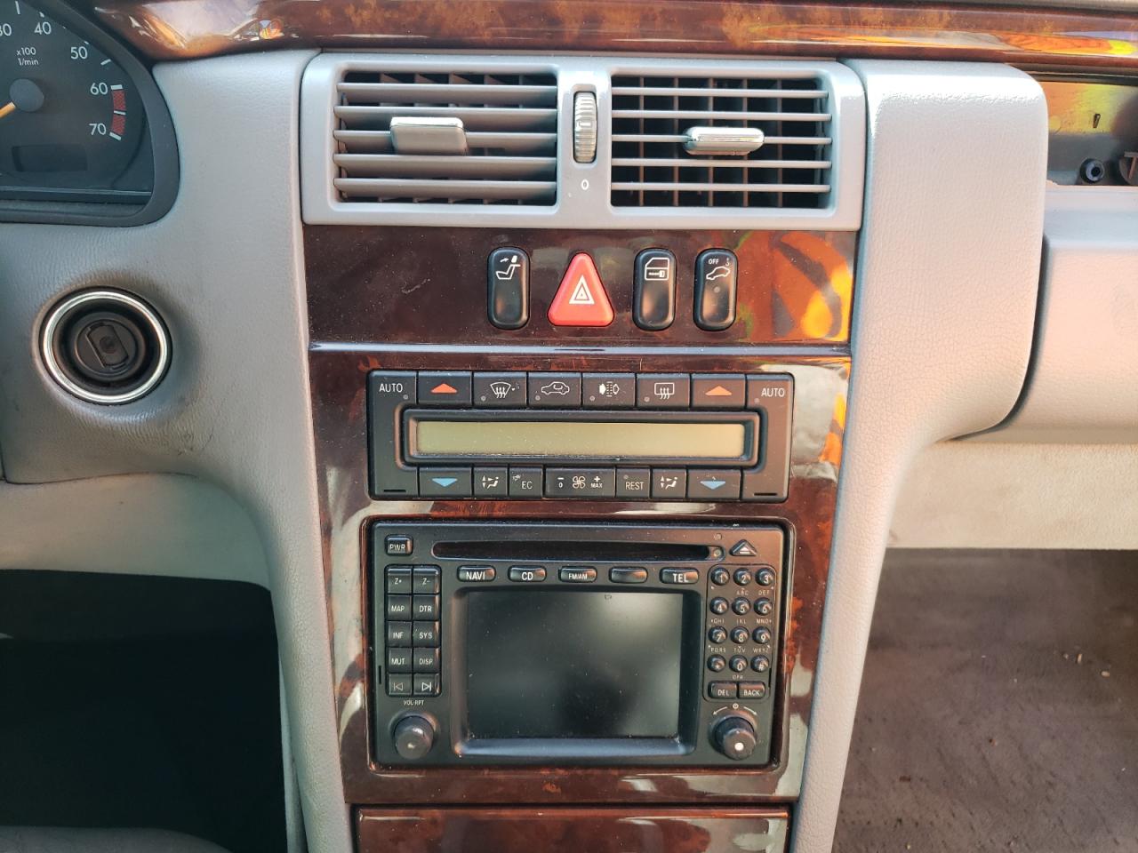 Photo 9 from auction – 2000 MERCEDES-BENZ E320 with VIN WDBJF65J8YB121655