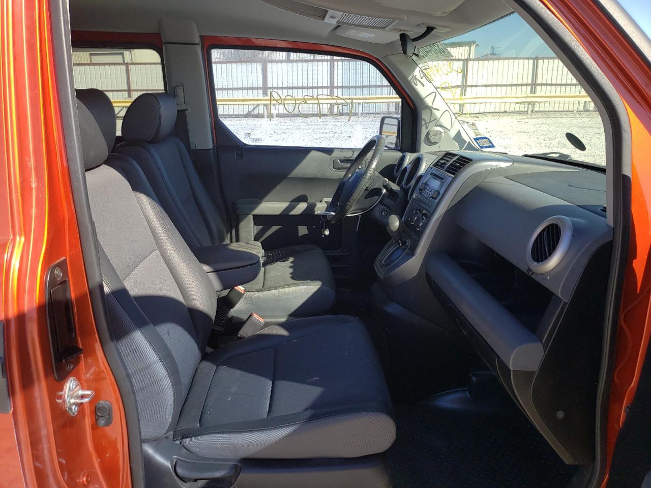 Photo 5 from auction – 2004 HONDA ELEMENT DX with VIN 5J6YH18564L003498