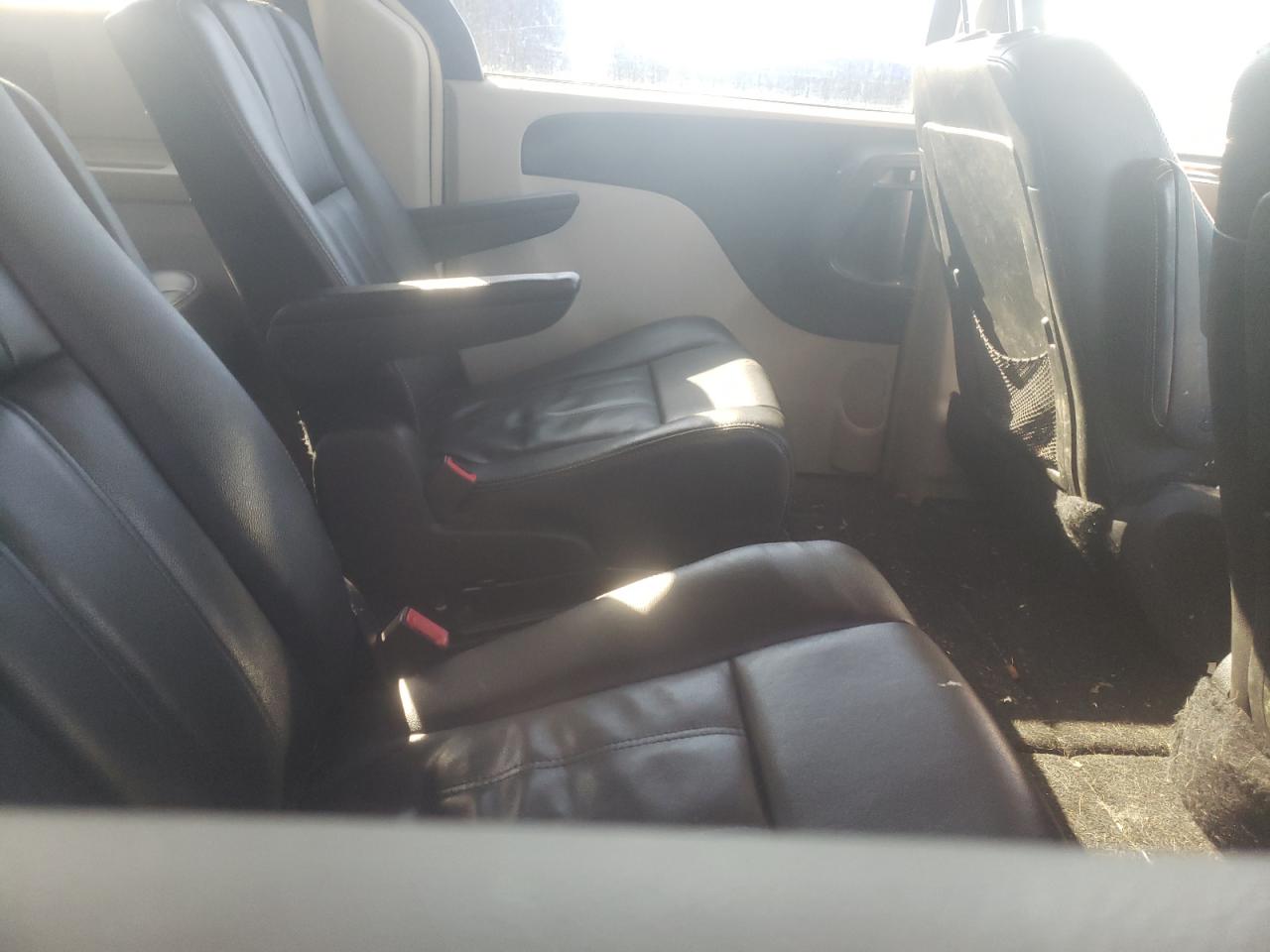 Photo 6 from auction – 2015 CHRYSLER TOWN & COU with VIN 2C4RC1BG5FR560464