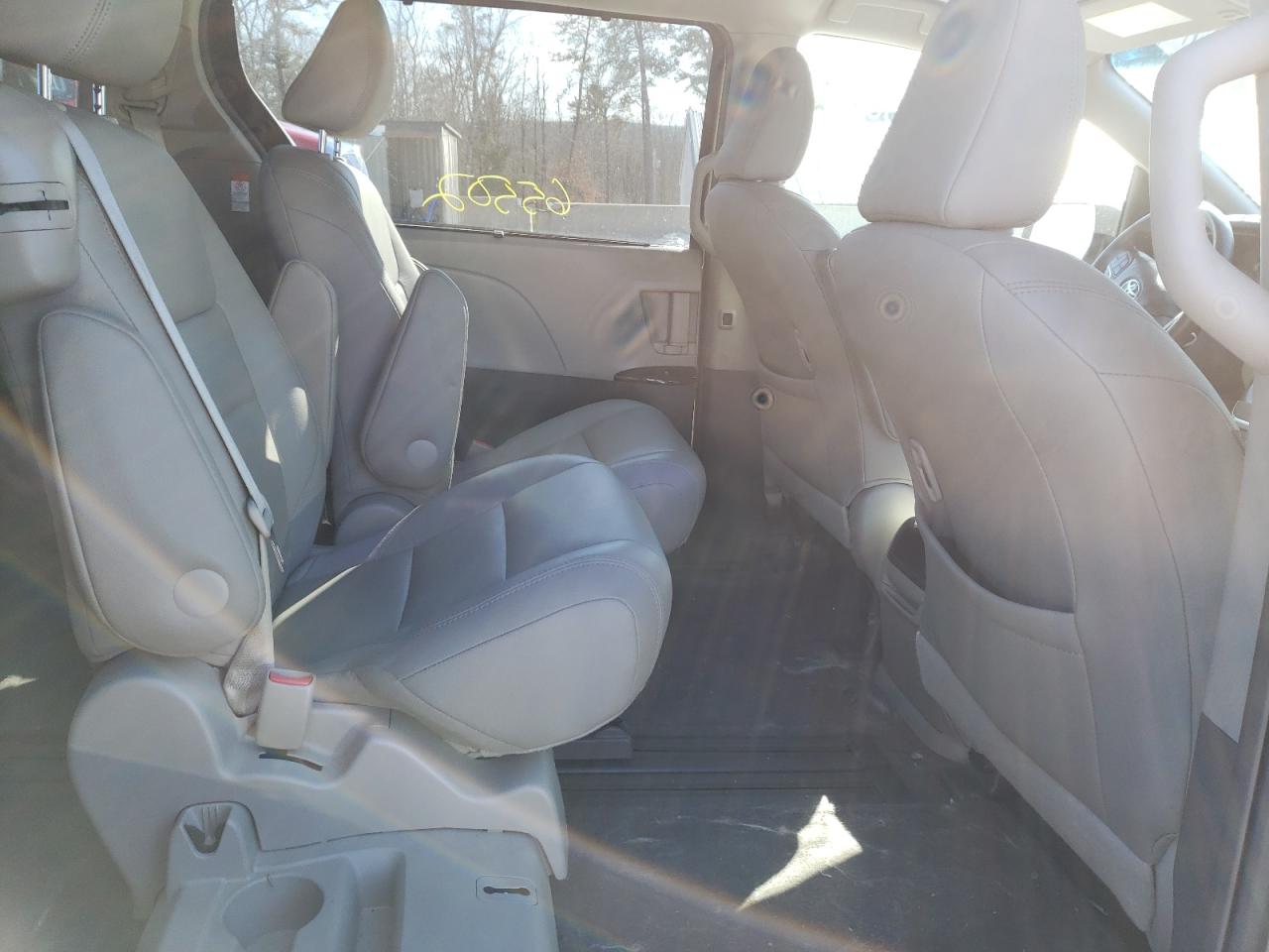 Photo 6 from auction – 2015 TOYOTA SIENNA XLE with VIN 5TDYK3DC3FS537745