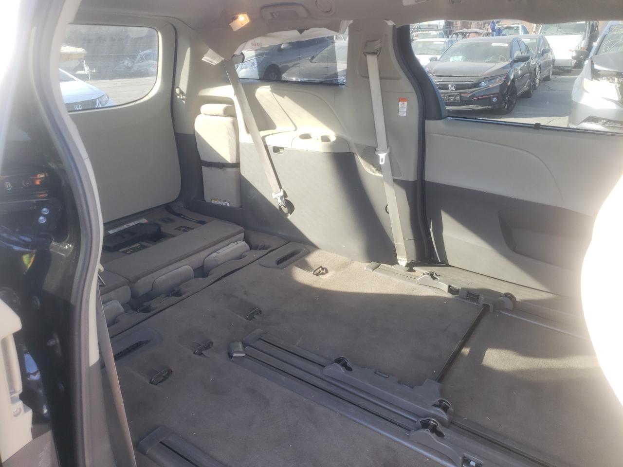 Photo 6 from auction – 2017 TOYOTA SIENNA LE with VIN 5TDKZ3DC9HS852182