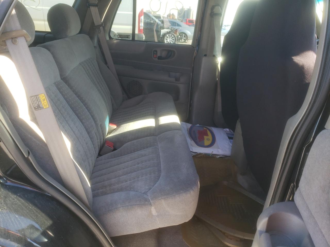 Photo 6 from auction – 2002 CHEVROLET BLAZER with VIN 1GNCS13W52K123577