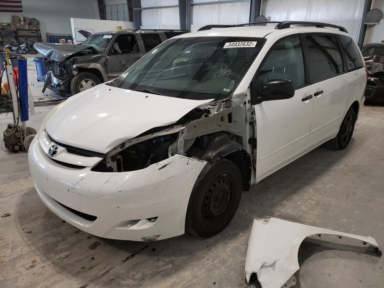 Photo 2 from auction – 2010 TOYOTA SIENNA CE with VIN 5TDKK4CC6AS325797