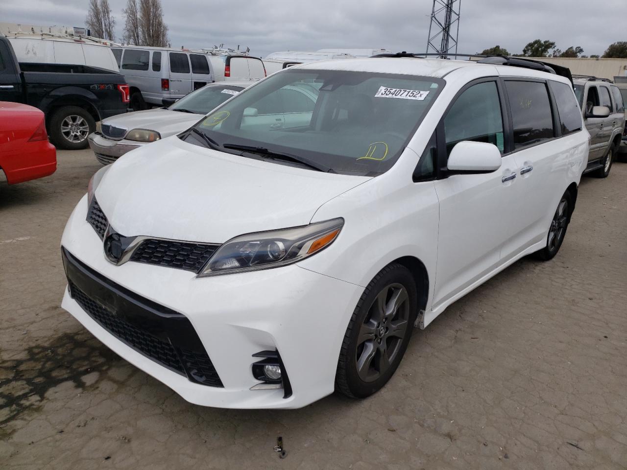 Photo 2 from auction – 2018 TOYOTA SIENNA SE with VIN 5TDXZ3DC4JS910131