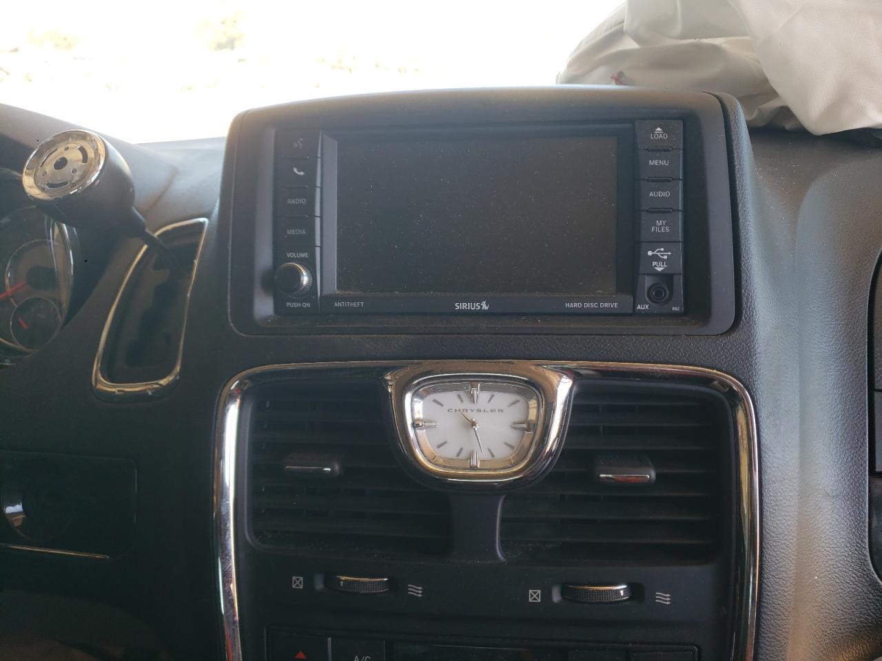 Photo 9 from auction – 2016 CHRYSLER TOWN & COU with VIN 2C4RC1BG0GR294644