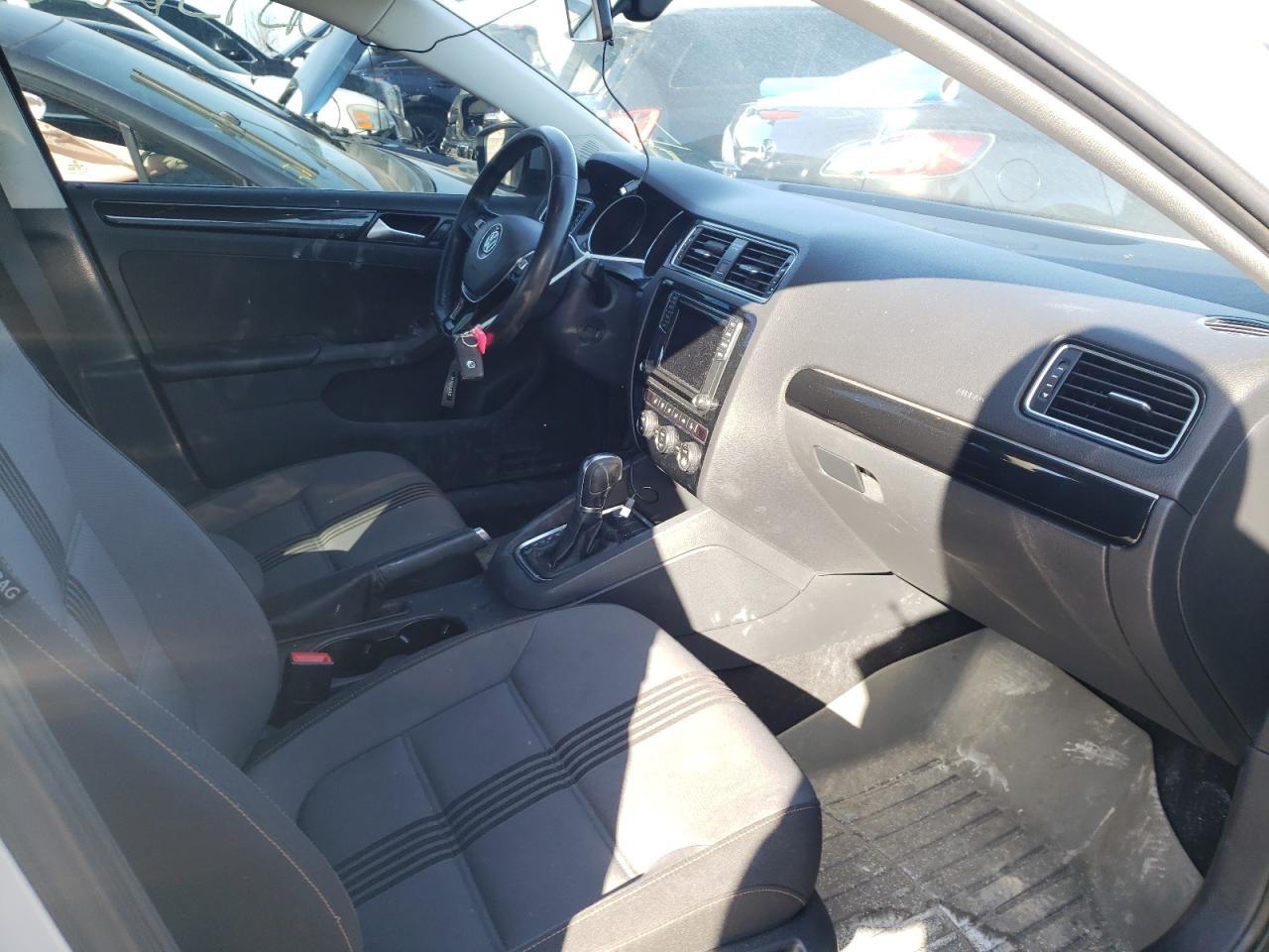Photo 5 from auction – 2017 VOLKSWAGEN JETTA SE with VIN 3VWDB7AJ4HM302232