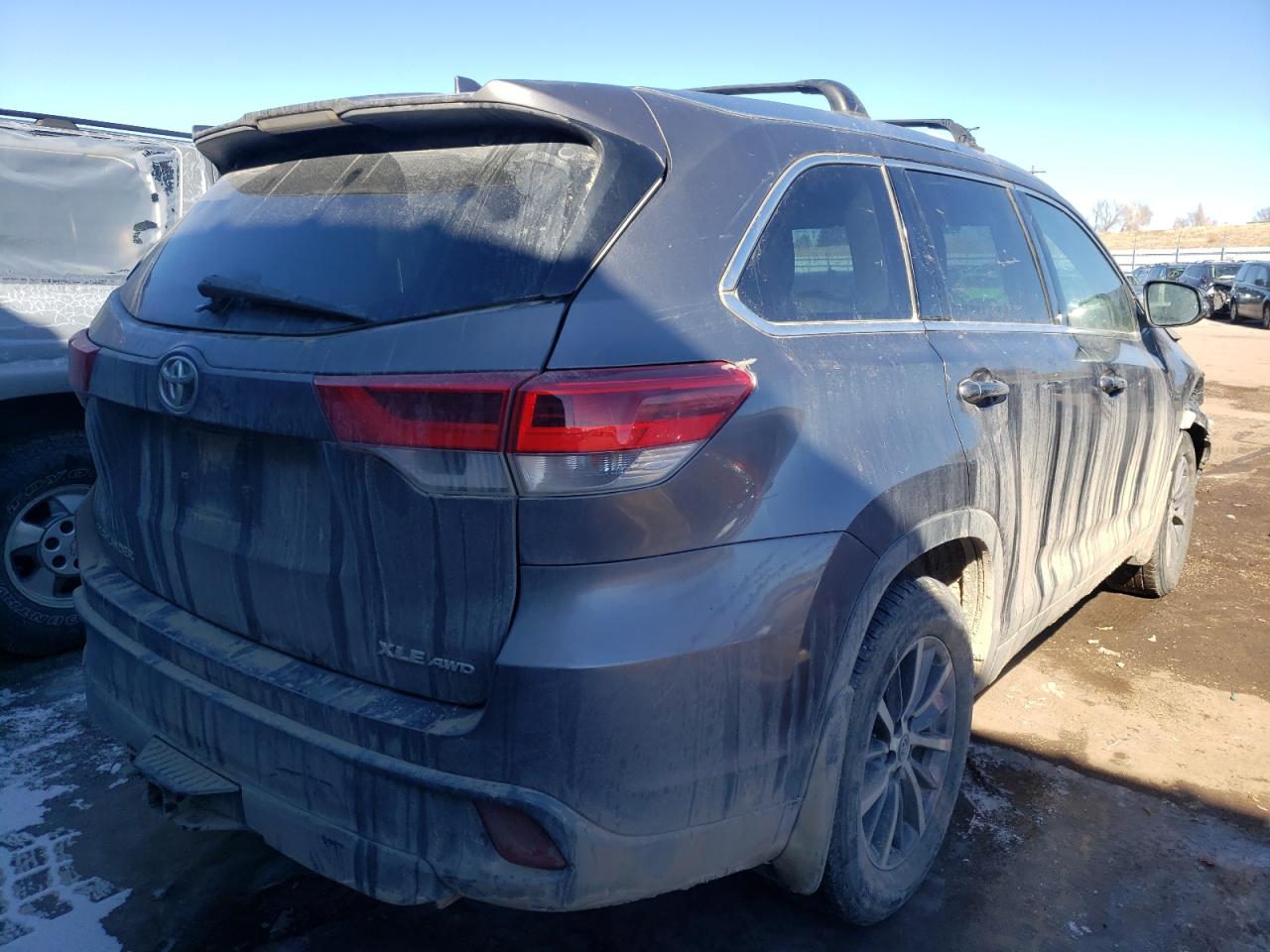 Photo 4 from auction – 2018 TOYOTA HIGHLANDER with VIN 5TDJZRFH2JS524373
