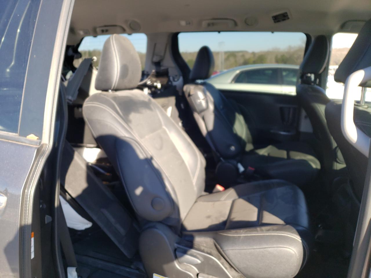 Photo 6 from auction – 2017 TOYOTA SIENNA SE with VIN 5TDXZ3DC9HS794628