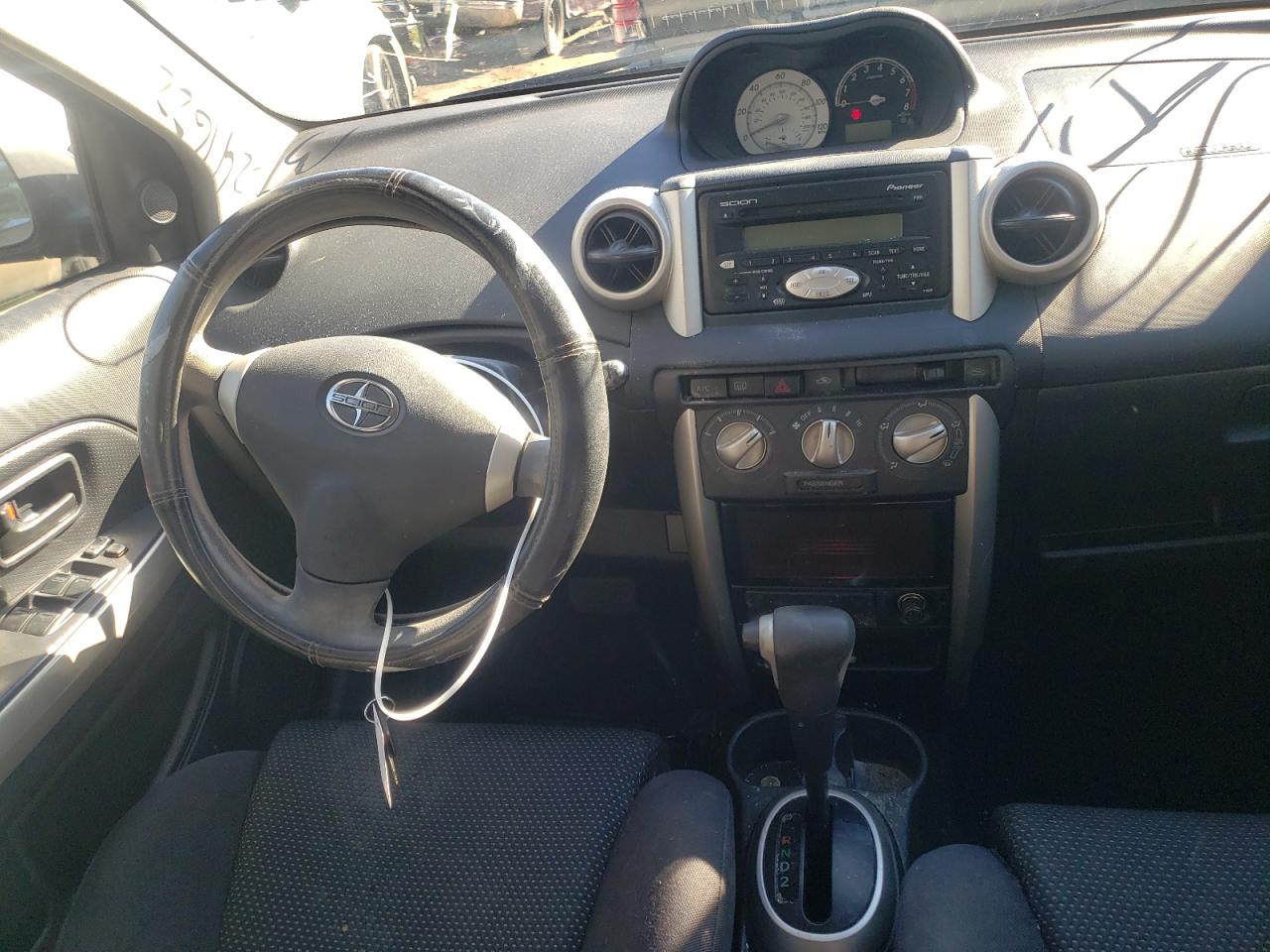 Photo 9 from auction – 2004 TOYOTA SCION XA with VIN JTKKT624640064884