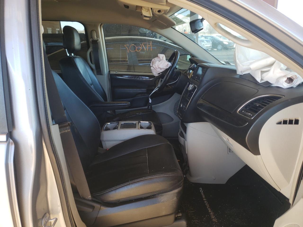 Photo 5 from auction – 2016 CHRYSLER TOWN & COU with VIN 2C4RC1BG0GR294644