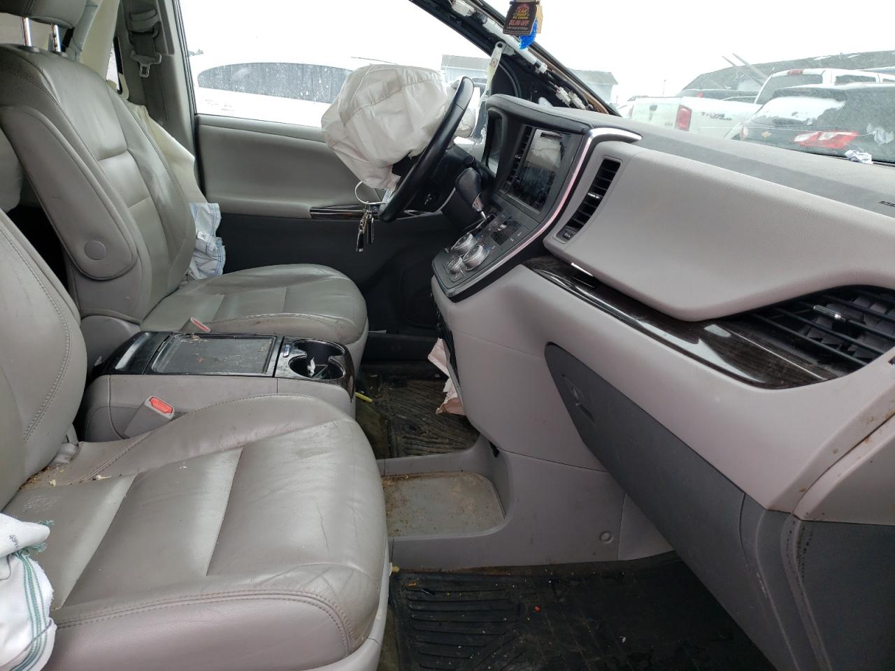Photo 5 from auction – 2015 TOYOTA SIENNA XLE with VIN 5TDDK3DC2FS109129