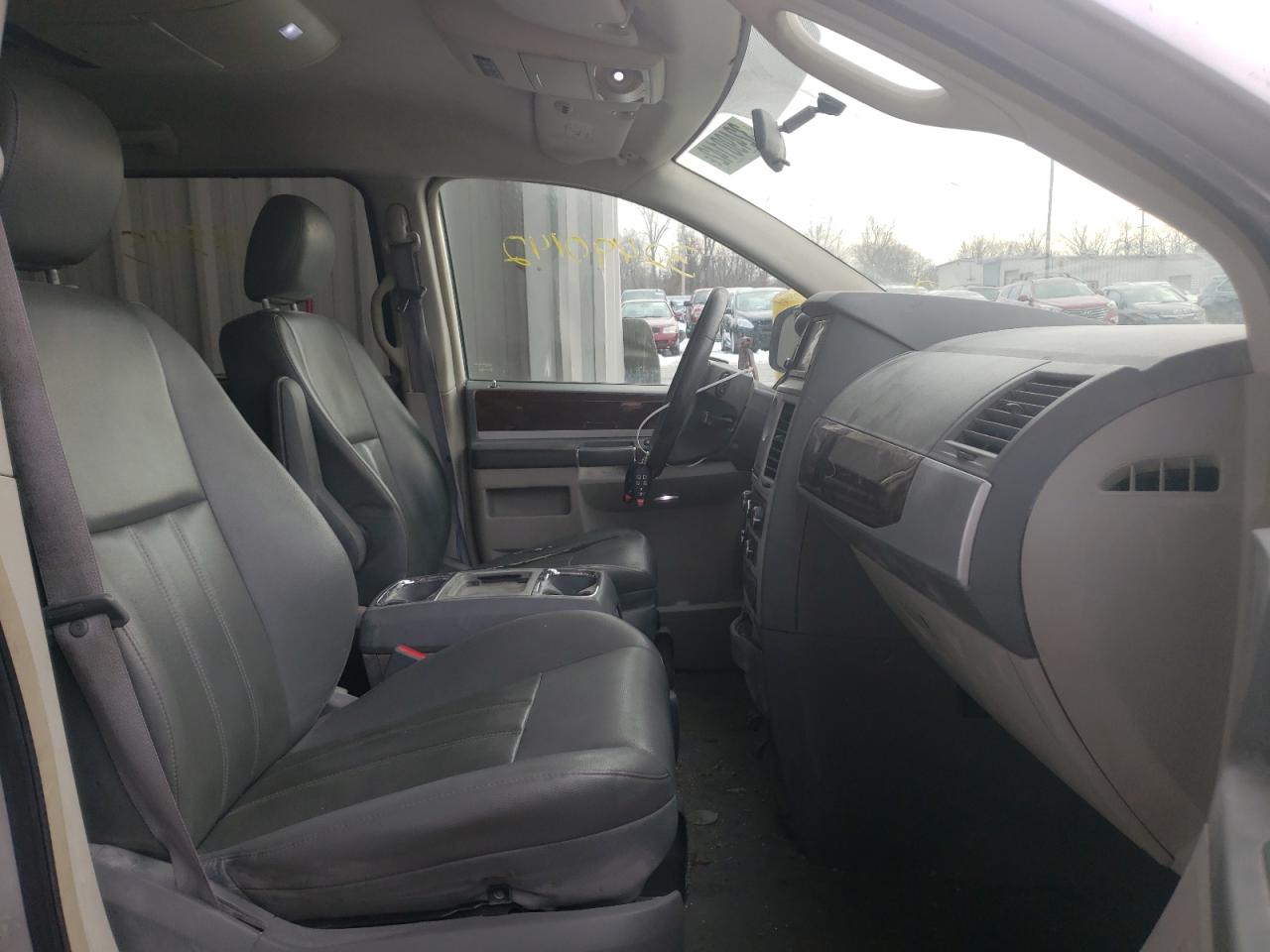 Photo 5 from auction – 2010 CHRYSLER TOWN & COU with VIN 2A4RR5D16AR104605